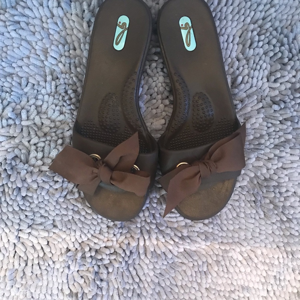 Brown slip on sandal with bow/size med/I wear a 7.5/fit great/ great condition